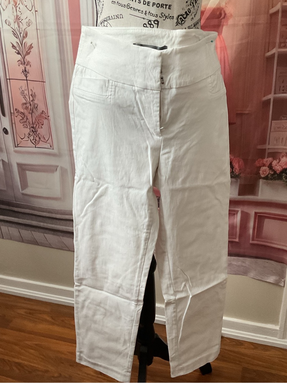 Suzy Shier White High-Waist Straight-Leg Capris